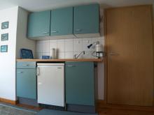 Küchenbereich der Ferienwohnung 2 mit Atelier-Schleiblick.